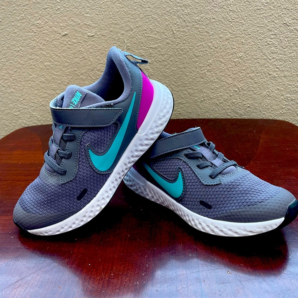 Nike Unisex-Kid's Revolution  Velcro Running Shoe Aurora Green-Hyper Violet 1Y